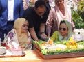 Umi Hj Rosmaini MS Sebut Kehadiran Ibu Sinta Nuriyah Wahid Sebagai Anugerah di Milad ke-47 Diniyyah Al-Azhar
