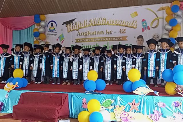 Meriah! Kelompok Bermain dan TK Islam Diniyyah Al-Azhar Gelar Haflah Akhirussanah Angkatan ke-42