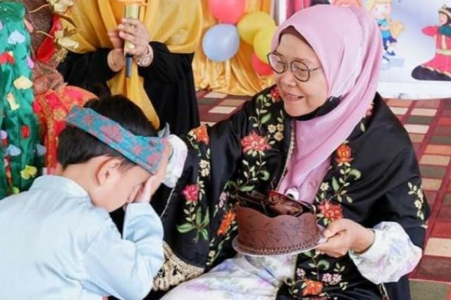 Kartini Masa Kini, Profil Umi Dra Hj Rosmaini Pendiri Diniyyah Al-Azhar