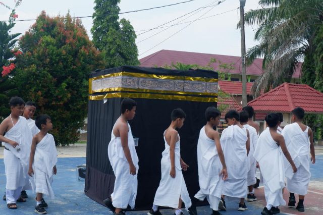 Ratusan Santri Diniyyah Al-Azhar Bungo Ikuti Manasik Haji, Begini Suasananya....