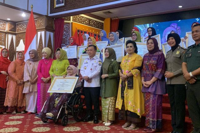 Gubernur Jambi berikan penghargaan kepada Umi. Hj. Rosmaini